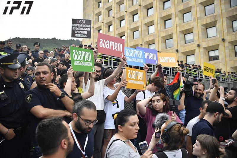 "თბილისი პრაიდის" ერთ-ერთი ორგანიზატორი გიორგი გახარიას, სალომე ზურაბიშვილს, მამუკა ბახტაძეს და თამარ ჩუგოშვილს მიმართავს